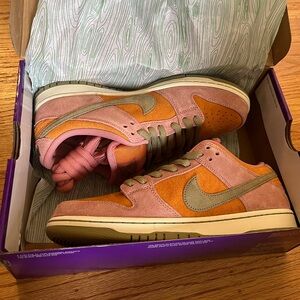 Nike SB Dunk Low - Red Stardust